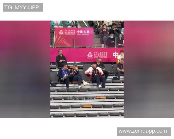 周琦首次现场观赛感受男双比赛魅力轻松3-0胜利乐趣无穷