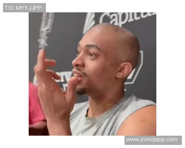 光头球星文班亚马与凯尔登赛后携手三位主场球迷合影留念